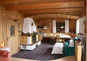 Wohnzimmer mit Kamin im Bergchalet Penkenjoch