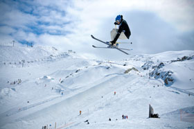 les_2_alpes_skifahrer_02.jpg - active sports reisen