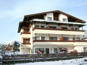 stumm_haus_zentral_aussen_winter.jpg - active sports reisen