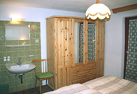 renoviertes Doppelzimmer im Ferienhaus Talblick am Arlberg