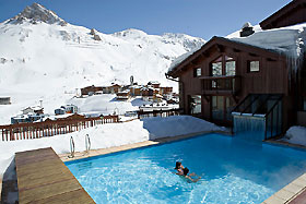 Pool im Hotel Village Montana