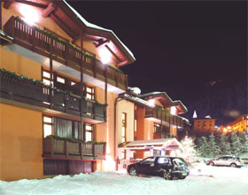 3 Sterne Hotel in den Dolomiten am Abend