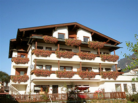 Stumm / Kaltenbach: Appartementhaus Kaltenbach-Stumm: Au�ensicht im Sommer