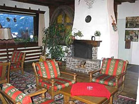 Skifahren am Arlberg: Foyer mit offenem Kamin