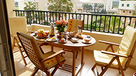Ferienwohnung Mallorca: Frühstücksecke des Balkons Ferienwohnung Mallorca: Frühstücksecke des Balkons