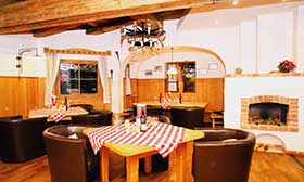 Lounge und Essbereich im Sportclub in Kaprun