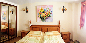 Ferienwohnung Mallorca: Schlafzimmer mit Schreibtisch